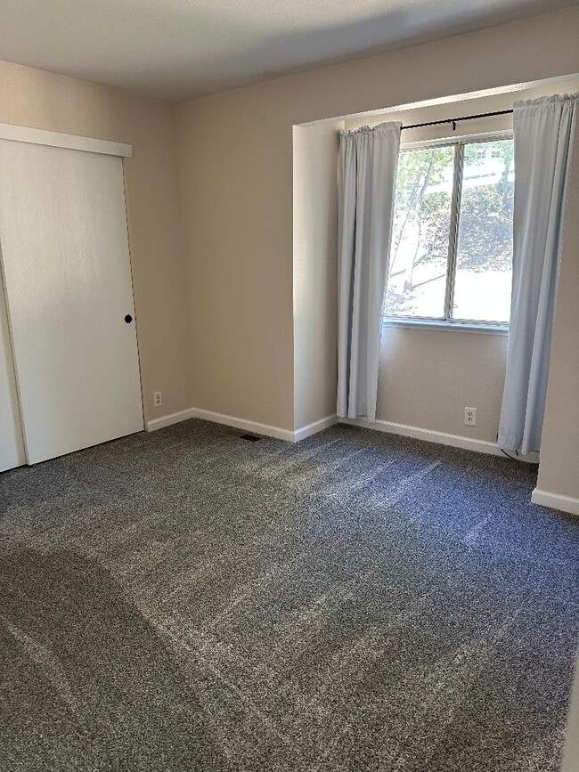 Building Photo - 1325 Oak Ridge Dr