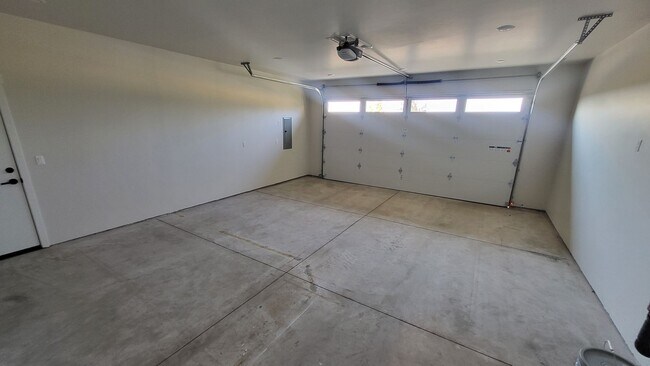 Building Photo - 4 BR/2.5 BA Single-Level home at Trailside