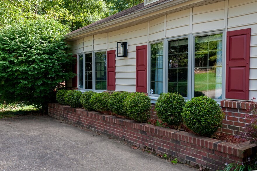Facade - 202 Chinaberry Dr