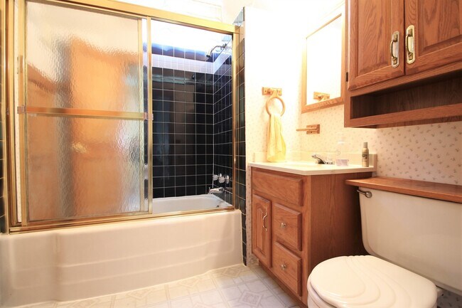 Building Photo - 3 Bedroom / 3 Bathroom Home | Near Downtown and Henry Doorly Zoo