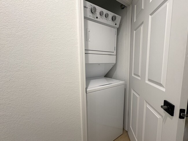 Building Photo - Newly Renovated 2BR/2BA First-Floor Condo ...