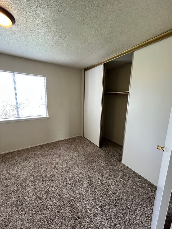 Building Photo - PREALEASING FOR APRIL! 3 bedroom with Patio Great for Entertainment!