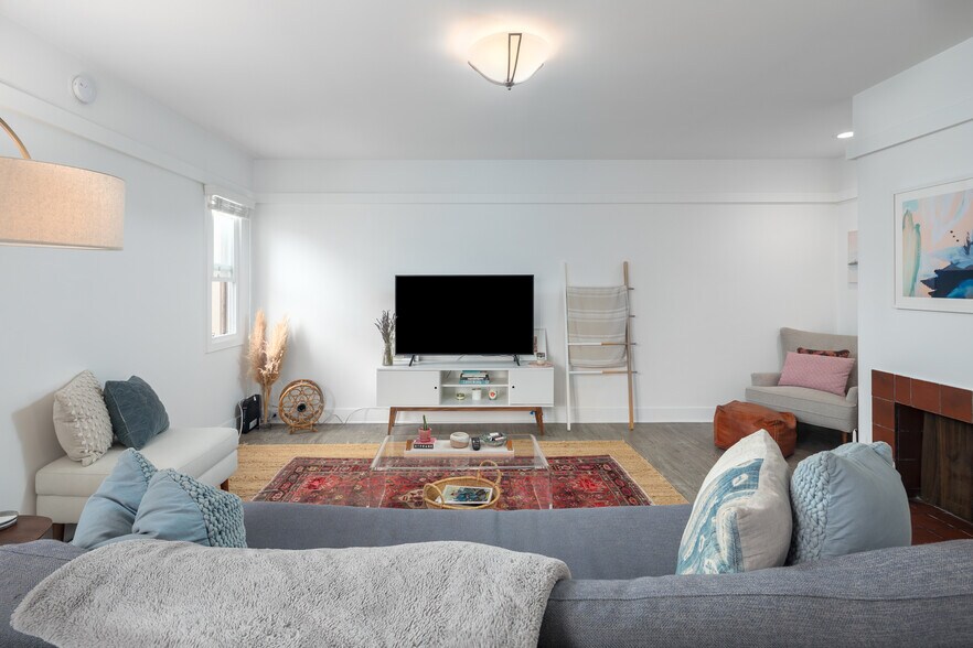 Living Room - 2807 Highland Ave