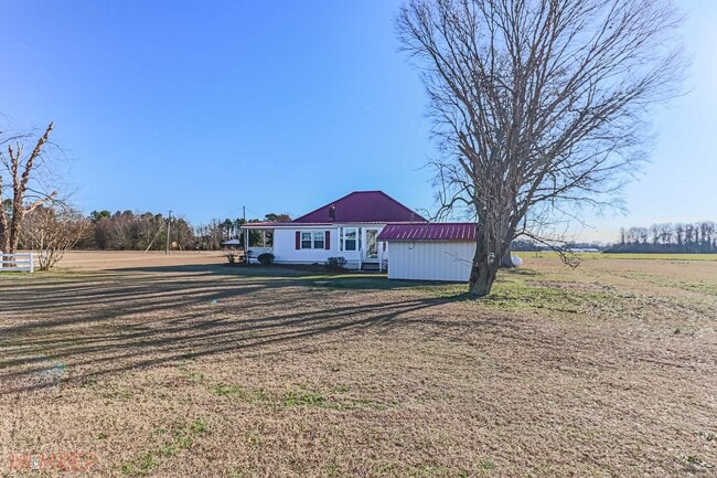 Building Photo - RENOVATED FARMHOUSE in Mt. Olive!