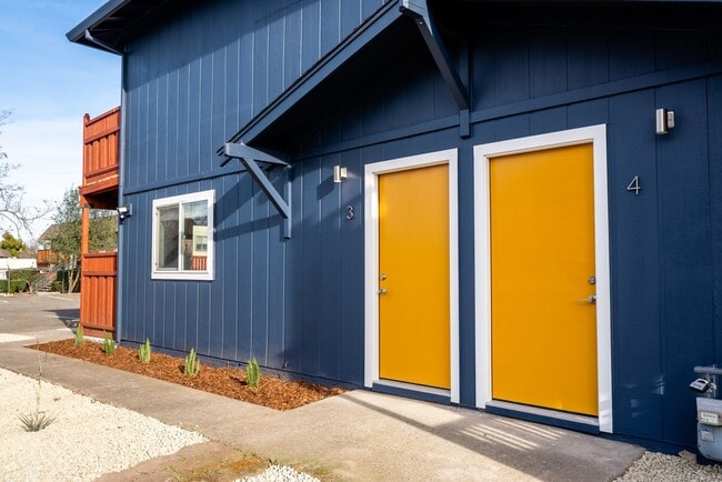 Building Photo - 2647 Alamo Dr