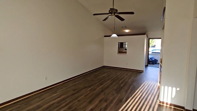 Building Photo - $1150 - Jefferson Square - MOVE IN SPECIAL