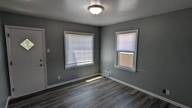 Building Photo - 2 bedroom available in Evansdale