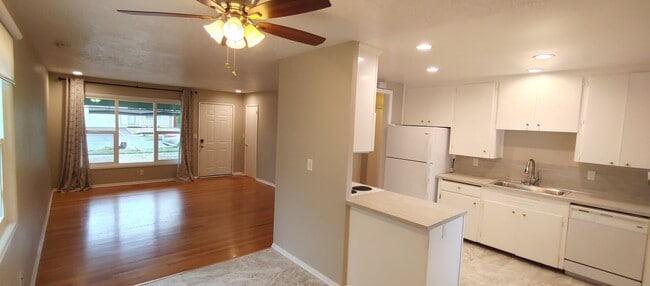 Building Photo - Darling Updated 3 Bedroom Ranch Located a Block from Glenwood City Park and Just a few Blocks fro...