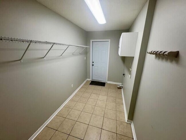 Building Photo - 2027 Las Vegas Trail