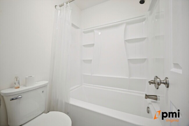 Building Photo - 2 Bed 2.5 Bath renovated townhome Virginia Beach