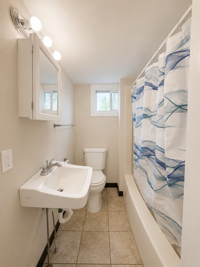 Building Photo - 272 Maple Ave