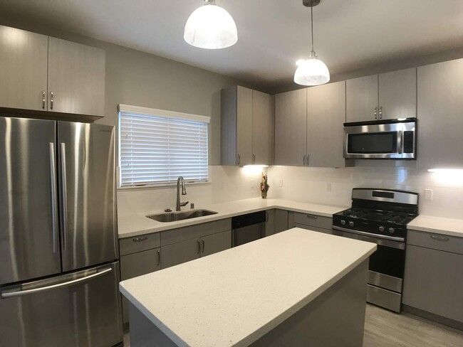 Building Photo - Waikalua Bayside Newer Community! 3 Bed 3....