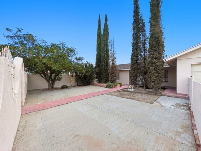Building Photo - Adorable 5 Bedroom, 2 bath home in Sunland...