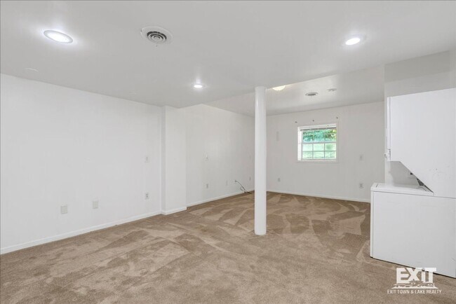 Building Photo - Amazing 4 Bedroom, 3 Bath Home With 2 Kitchens!