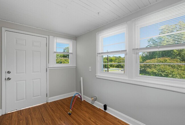 Building Photo - Four Bedroom Home!