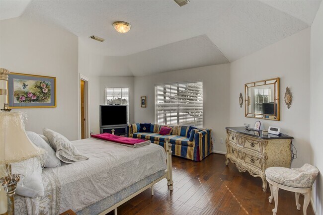 Building Photo - 13703 Lakeshore Way Cove