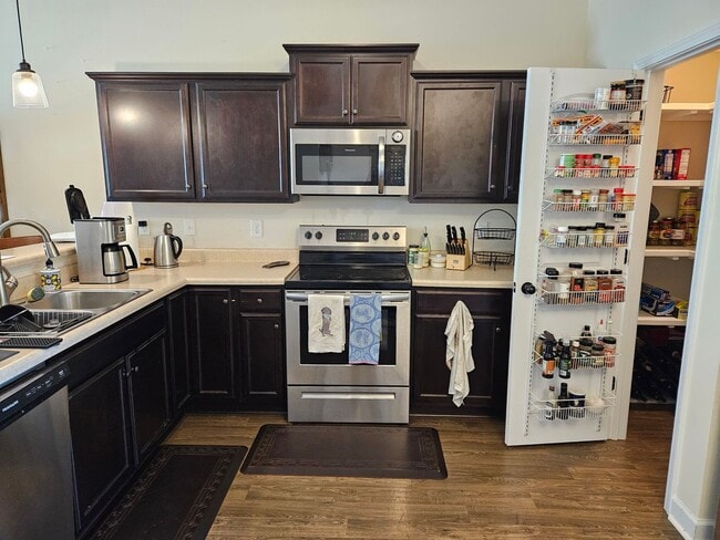 Building Photo - 2 bedroom, 2.5 bath unfurnished end unit townhouse in Sneads Ferry Justice Farm Townhome community