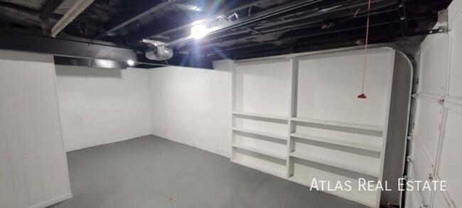 Building Photo - 4912 N Sycamore Dr