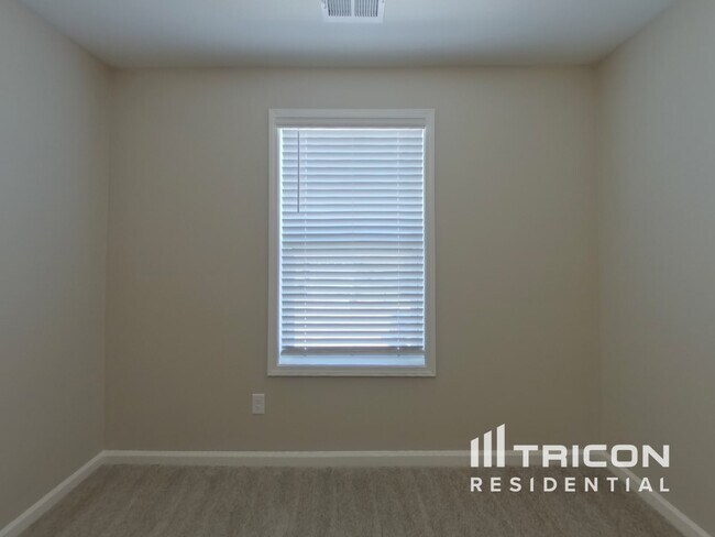 Building Photo - 211 Savannah Hills Dr