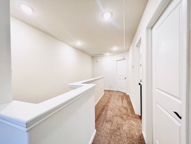 Building Photo - 10218 Lynwood Vlg