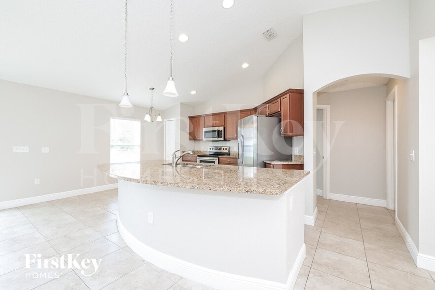 Building Photo - 2005 Maple Ln