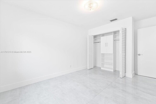 Building Photo - 5804 SW 116th Ave
