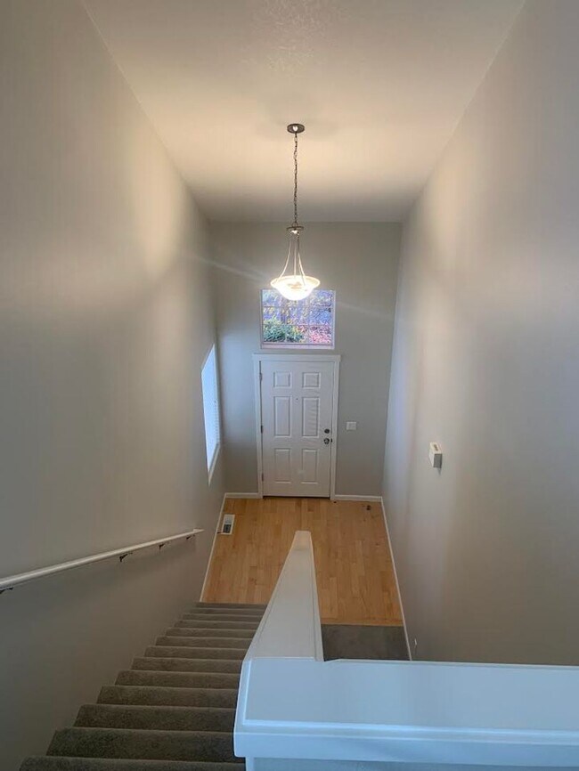 Building Photo - Hidden Creek Neighborhood Gem