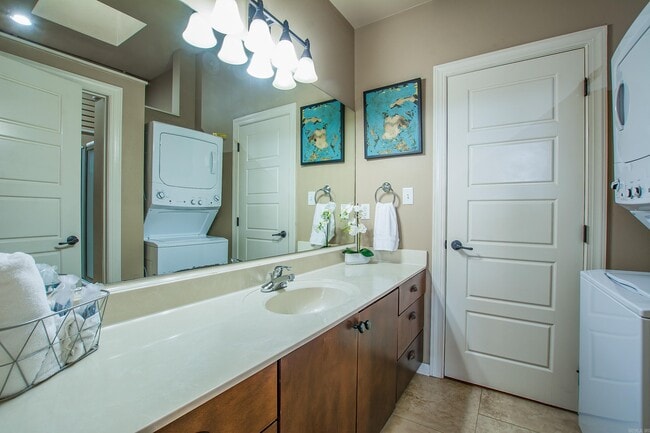 Building Photo - 612 Center St