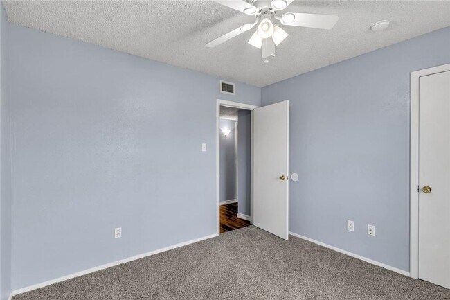 Building Photo - Nice 3 Bedroom, 2 Full Bath Home Located in SW Ft. Worth!