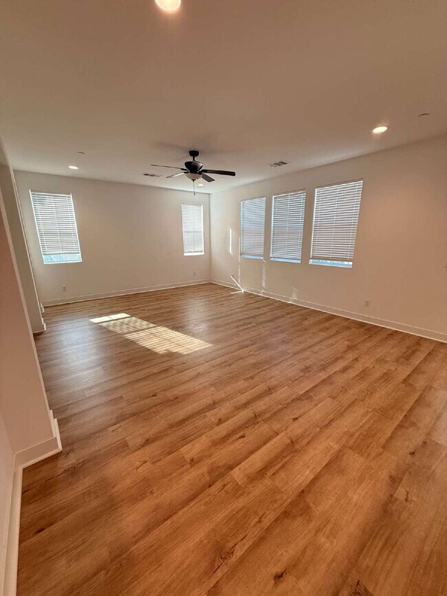 Building Photo - $3,850 - 3 Bed/ 3 Bath Modern Townhome in Santee