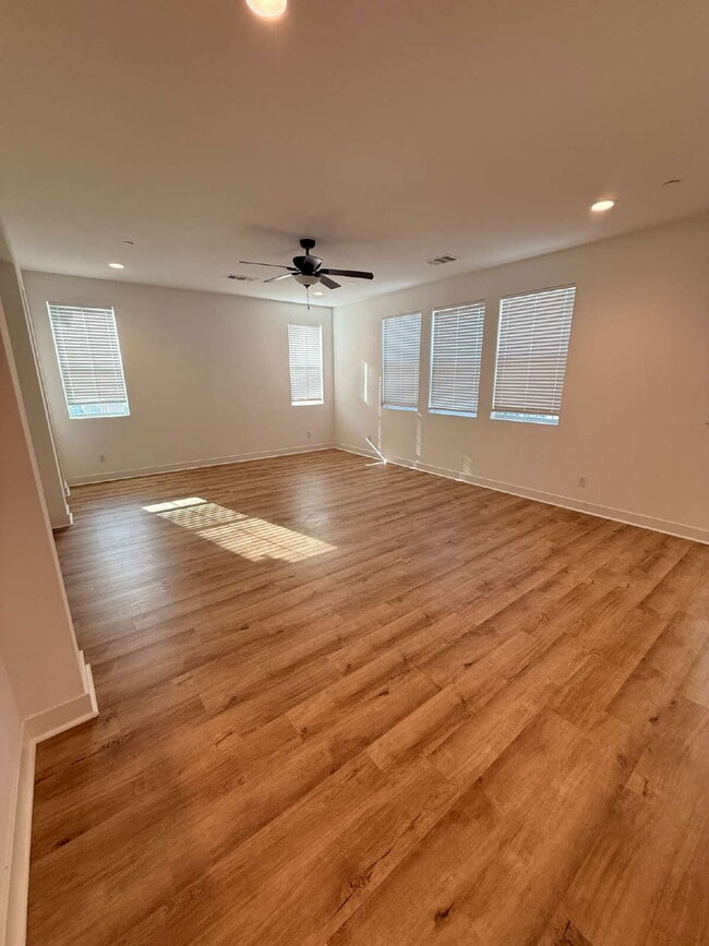 Building Photo - $3,900 - 3 Bed/ 3 Bath Modern Townhome in Santee