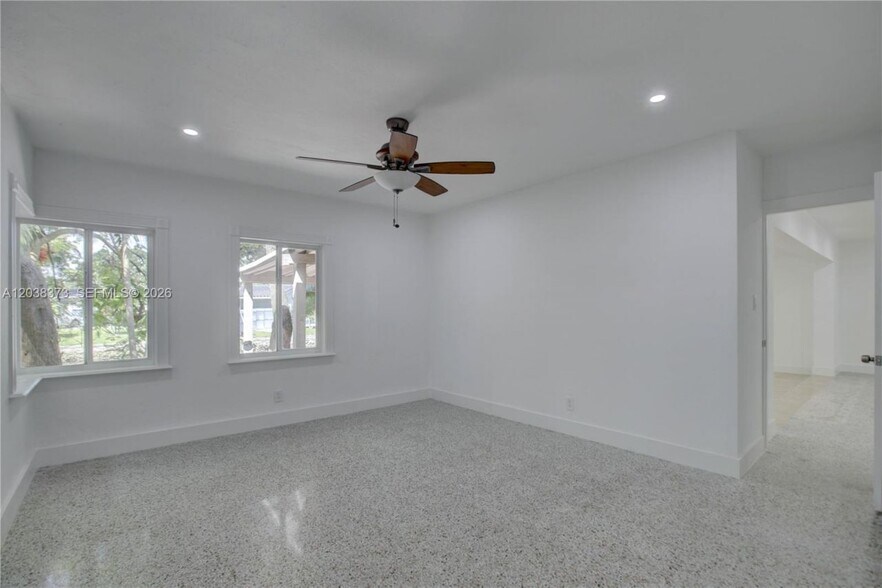 Building Photo - 616 SW 11th Ct