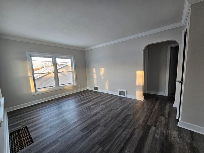 Building Photo - 3 bedroom, 1 bath home with attached garage, off Mt. Vernon Rd.