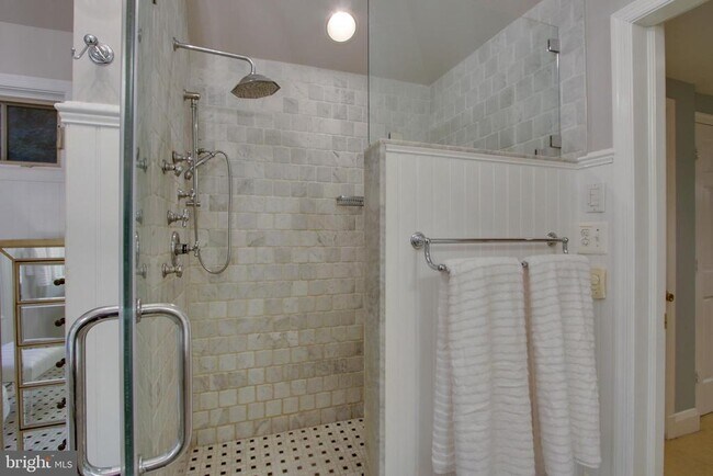 Building Photo - 2210 Boxmere Rd