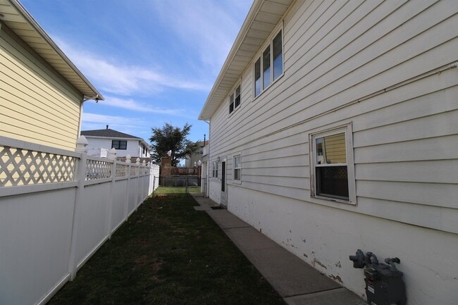 Building Photo - 1018 Koelle Blvd