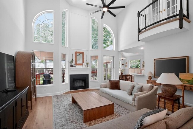 Building Photo - 300 N Carriage Hills Dr