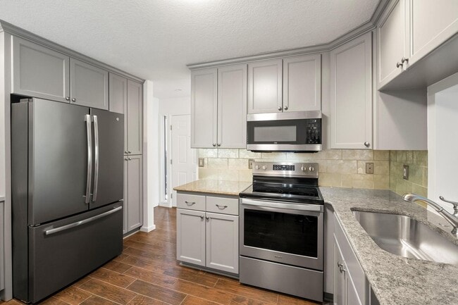 Building Photo - Updated 2BD/2BA Condo in North Portland! S...
