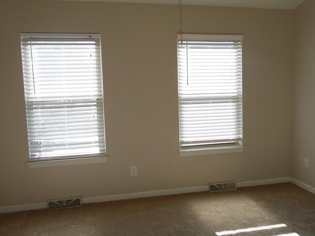 Building Photo - 317 Bainbridge Dr