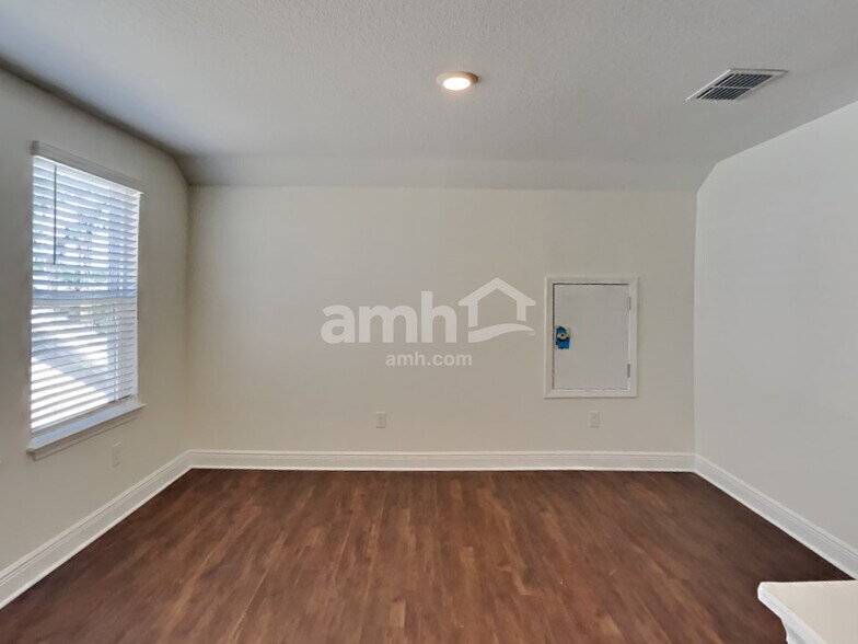 Building Photo - 27653 St Andrews Ave