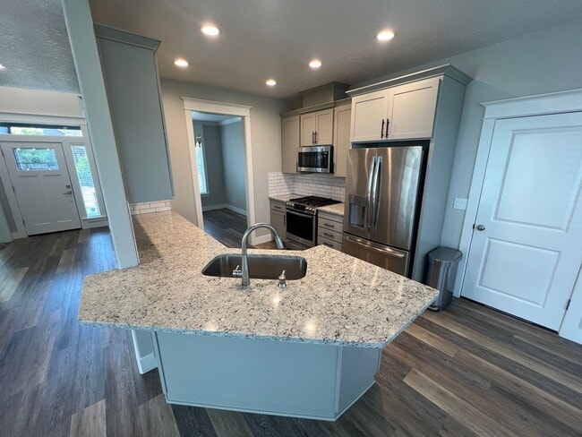 Building Photo - Large Three Bedroom Home in West Salem wit...