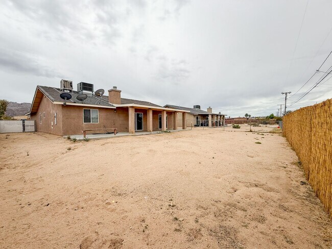 Building Photo - 29 Palms Home with Garage