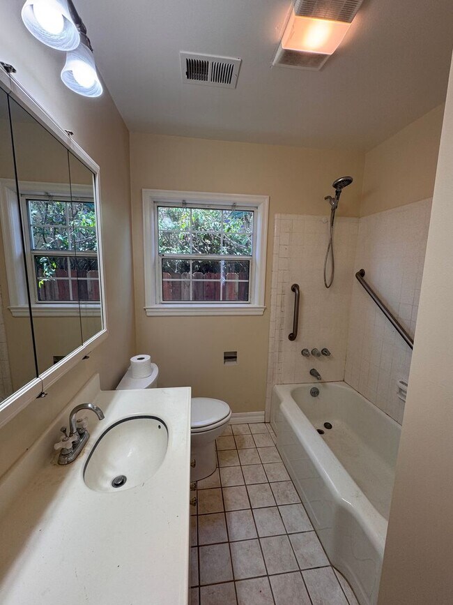 Building Photo - 21 Orange Dr