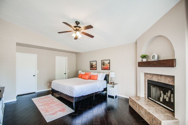 Building Photo - 4bd, 3ba on Arrowhead Golf Course!
