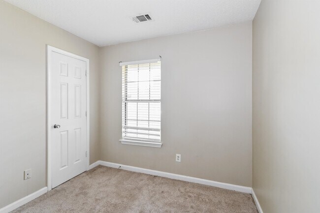Building Photo - 6583 Shaker Ln