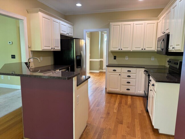 Building Photo - Beautiful Home in River Bluffs