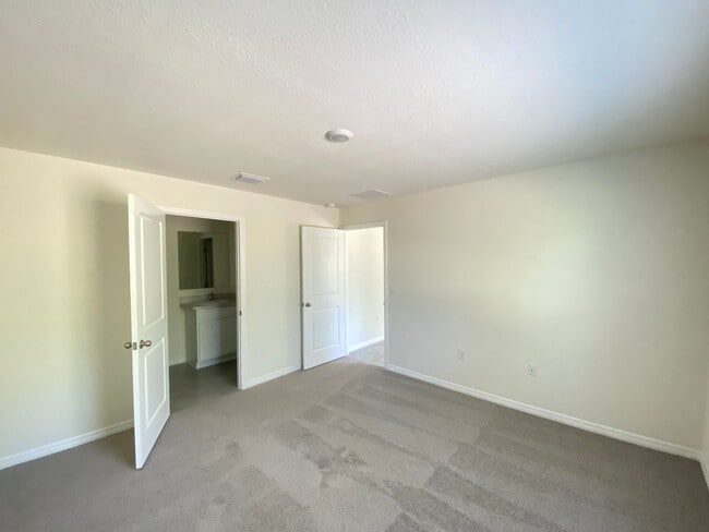 Building Photo - NOT AVAILABLE TO SHOW UNTIL MID APRIL Desirable Lake Diamond Subdivision 4/2/2 **Won't Last*