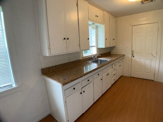 Building Photo - Three Bedroom SW OKC