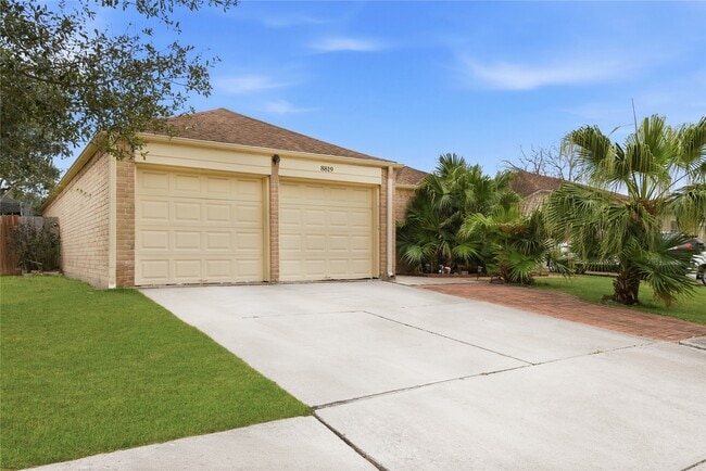 Building Photo - 8819 Kindlewood Dr