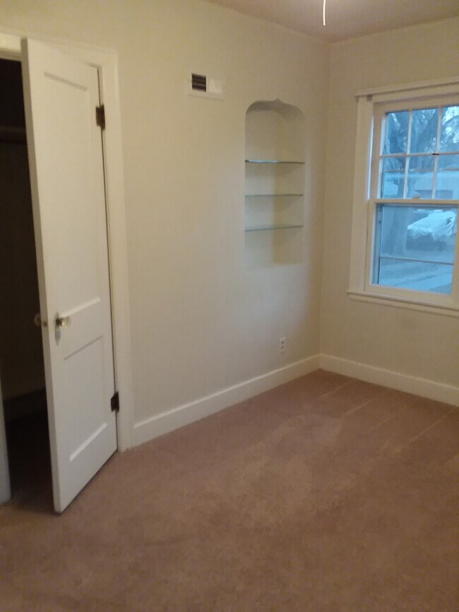 Building Photo - 225 W 1st St