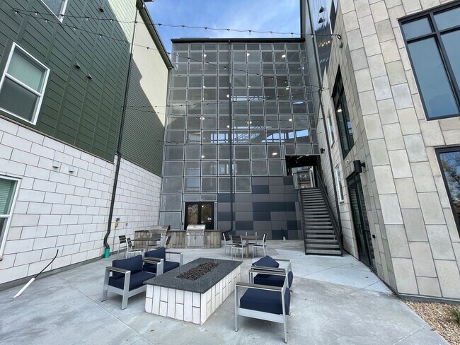 Building Photo - Newly Built Move-in Ready Modern Condo!